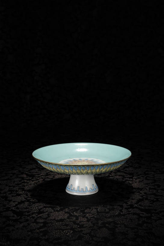 竖图,彩色,室内,白天,绘画,静物,餐具,北京,中国,花纹,风俗,纹路,彩绘,瓷器,碟子,盘,图片,纹理,陶瓷,艺术品,古典,文化,文物,传统,盘子,工艺品,碟,精神,摄影,古董,珍贵,陶艺,黑背景,古物,文明,中国文化,斑纹,珍藏,精美,古玩,肌理,彩釉,古代文明,制度,画画,影棚拍摄,保藏,收藏,传统文化,粉彩,粉彩瓷,高足盘,bj174