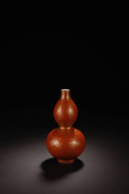 竖图,彩色,室内,白天,绘画,静物,花瓶,北京,中国,风俗,彩绘,瓷器,瓶,图片,陶瓷,陶瓷制品,艺术品,古典,文化,文物,传统,瓶子,工艺品,精神,摄影,古董,珍贵,陶艺,黑背景,古物,文明,中国文化,珍藏,精美,古玩,彩釉,古代文明,制度,画画,影棚拍摄,保藏,收藏,传统文化,葫芦瓶,红釉,bj174