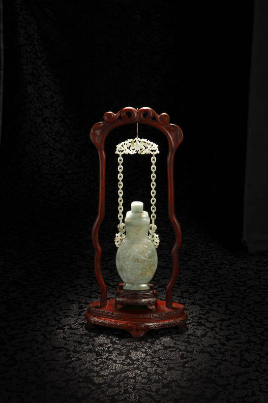 竖图,彩色,室内,白天,静物,玉,雕塑,北京,中国,风俗,艺术,装饰,雕刻,雕像,壶,图片,艺术品,古典,文化,文物,传统,水壶,工艺品,精神,摄影,玉雕,古董,纪念,链条,美术,珍贵,黑背景,古物,文明,中国文化,主题,珍藏,精美,陈列,古玩,功能,美学,古代文明,制度,影棚拍摄,保藏,收藏,传统文化,bj174