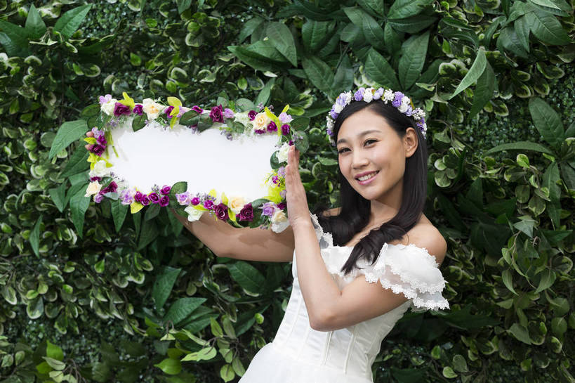 东方人,儿童,成年人,头发,一个人,公园,花园,站,举,微笑,横图,彩色,照片,室外,白天,婚纱,快乐,兴奋,幸福,草地,草坪,植物,北京,日光,中国,亚洲,仅一个人,连衣裙,装饰,盛开,信息,花环,图片,浪漫,花蕾,注视,黄种人,布告,布告栏,广告,草,花,花瓣,花朵,鲜花,小孩,绿色,花苞,花蕊,观察,看,托,休闲,健康,温馨,展示,活力,积极,美女,短裙,摄影,观看,清爽,伴娘,华丽,修饰,点缀,察看,姿态,毛发,通知,公告,享乐,传播,愉悦,关注,清新,消息,单人,促销,东亚,纱裙,陪同,衬托,美观,雅致,雅观,单独,陪伴,公布栏,树篱,无忧无虑,年轻女性,女人,女性,亚洲人,中国人,孩子,年轻人,长发,卷发,半身,礼服,爱,开心,愉快,伴随,bj174