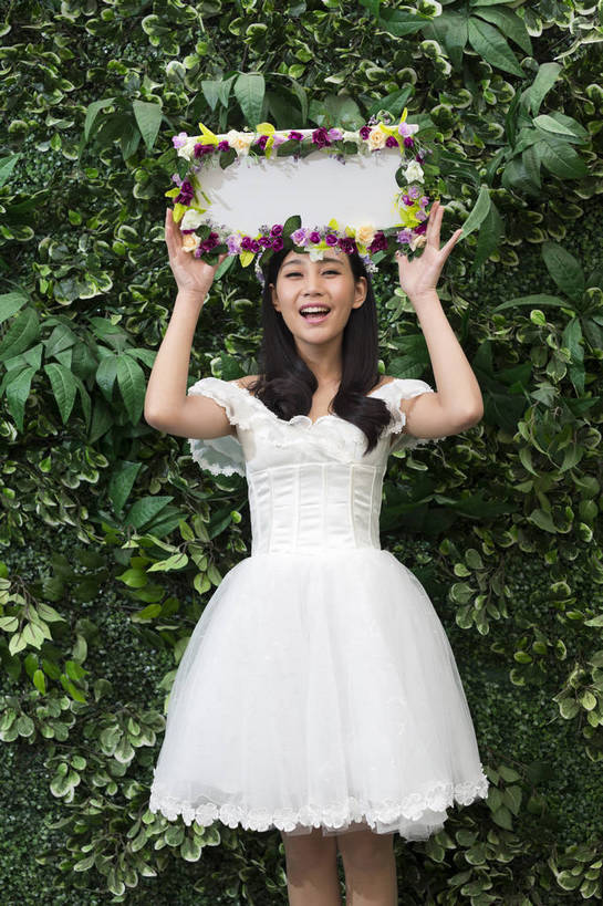 东方人,儿童,成年人,头发,一个人,公园,花园,站,举,微笑,竖图,彩色,照片,室外,白天,婚纱,快乐,兴奋,幸福,草地,草坪,植物,北京,日光,中国,亚洲,仅一个人,连衣裙,装饰,盛开,信息,花环,图片,浪漫,花蕾,注视,黄种人,布告,布告栏,广告,草,花,花瓣,花朵,鲜花,小孩,绿色,花苞,花蕊,观察,看,托,休闲,健康,温馨,展示,活力,积极,美女,短裙,摄影,观看,清爽,伴娘,华丽,修饰,点缀,察看,姿态,毛发,通知,公告,享乐,传播,愉悦,关注,清新,消息,单人,促销,东亚,纱裙,陪同,衬托,美观,雅致,雅观,单独,陪伴,公布栏,树篱,无忧无虑,年轻女性,女人,女性,亚洲人,中国人,孩子,年轻人,长发,卷发,半身,礼服,爱,开心,愉快,伴随,bj174