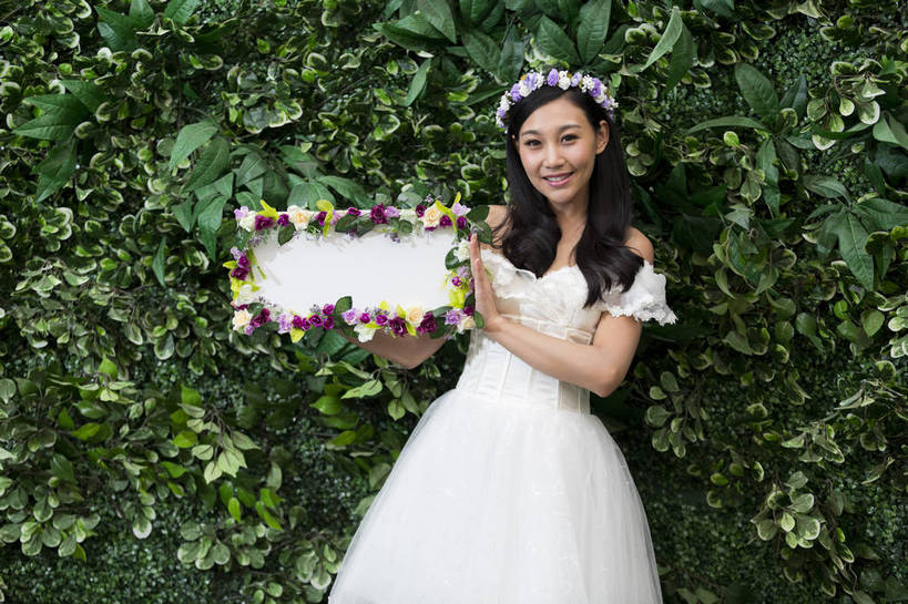 东方人,儿童,成年人,头发,一个人,公园,花园,站,举,微笑,横图,彩色,照片,室外,白天,婚纱,快乐,兴奋,幸福,草地,草坪,植物,北京,日光,中国,亚洲,仅一个人,连衣裙,装饰,盛开,信息,花环,图片,浪漫,花蕾,注视,黄种人,布告,布告栏,广告,草,花,花瓣,花朵,鲜花,小孩,绿色,花苞,花蕊,观察,看,托,休闲,健康,温馨,展示,活力,积极,美女,短裙,摄影,观看,清爽,伴娘,华丽,修饰,点缀,察看,姿态,毛发,通知,公告,享乐,传播,愉悦,关注,清新,消息,单人,促销,东亚,纱裙,陪同,衬托,美观,雅致,雅观,单独,陪伴,公布栏,树篱,无忧无虑,年轻女性,女人,女性,亚洲人,中国人,孩子,年轻人,长发,卷发,半身,礼服,爱,开心,愉快,伴随,bj174