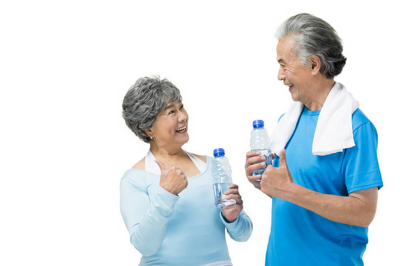 东方人,成年人,老年人,头发,两个人,家庭,夫妻,丈夫,妻子,站,笑,微笑,露齿笑,横图,彩色,照片,白色背景,运动服,爱情,锻炼,快乐,幸福,智慧,分享,运动,水,北京,中国,亚洲,游客,突出,背心,图片,液体,水滴,水瓶,浪漫,年轻,生活,拿着,黄种人,鼓励,称赞,表扬,饮用水,运动裤,白色,瓶子,毛巾,加油,手势,休闲,和谐,健康,温暖,温馨,一家人,恩爱,放松,活力,精神,乐趣,竖,自信,恋人,摄影,生活方式,清爽,对视,翘,高,和睦,退休,精力充沛,享乐,轻松,夸奖,练习,优秀,愉悦,关爱,清新,爱好,东亚,陪同,好,妙,顺利,出色,超群,杰出,卓越,奇妙,乐观,陪伴,聪明,老年男性,老年女性,男人,男性,女人,女性,亚洲人,中国人,大拇指,夫妇,情侣,半身,影棚拍摄,健身,爱,欢乐,开心,愉快,伴侣,融洽,打手势,运动装,伴随,bj174