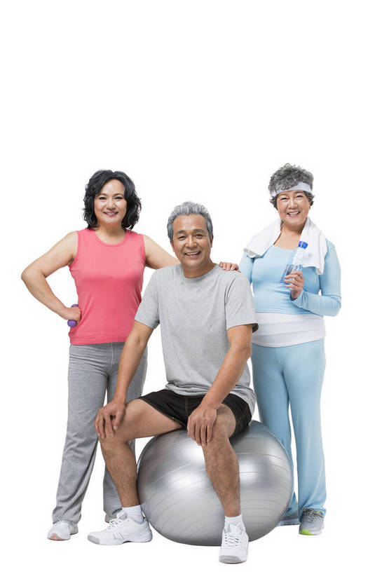 东方人,成年人,中年人,老年人,头发,三个人,人群,伙伴,朋友,站,坐,微笑,竖图,俯视,彩色,照片,白色背景,运动服,锻炼,快乐,幸福,运动,团队,水,北京,中国,亚洲,图片,液体,水滴,水瓶,年轻,生活,插腰,注视,黄种人,饮用水,白色,瓶子,瑜伽垫,毛巾,观察,看,休息,休闲,健康,健身球,放松,活力,精神,自信,摄影,生活方式,搭肩,观看,瑜伽球,察看,退休,享乐,轻松,愉悦,关注,东亚,乐观,老年男性,老年女性,男人,男性,女人,女性,亚洲人,中国人,高角度拍摄,全身,影棚拍摄,健身,欢乐,开心,愉快,运动装,bj174