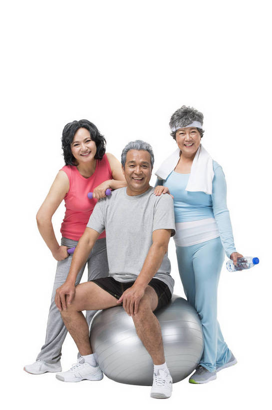 东方人,成年人,中年人,老年人,头发,三个人,人群,伙伴,朋友,站,坐,微笑,竖图,俯视,彩色,照片,白色背景,运动服,锻炼,快乐,幸福,运动,团队,水,北京,中国,亚洲,图片,液体,水滴,水瓶,年轻,生活,插腰,注视,黄种人,饮用水,白色,瓶子,瑜伽垫,毛巾,观察,看,休息,休闲,健康,健身球,放松,活力,精神,自信,摄影,生活方式,搭肩,观看,瑜伽球,察看,退休,享乐,轻松,愉悦,关注,东亚,乐观,老年男性,老年女性,男人,男性,女人,女性,亚洲人,中国人,高角度拍摄,全身,影棚拍摄,健身,欢乐,开心,愉快,运动装,bj174