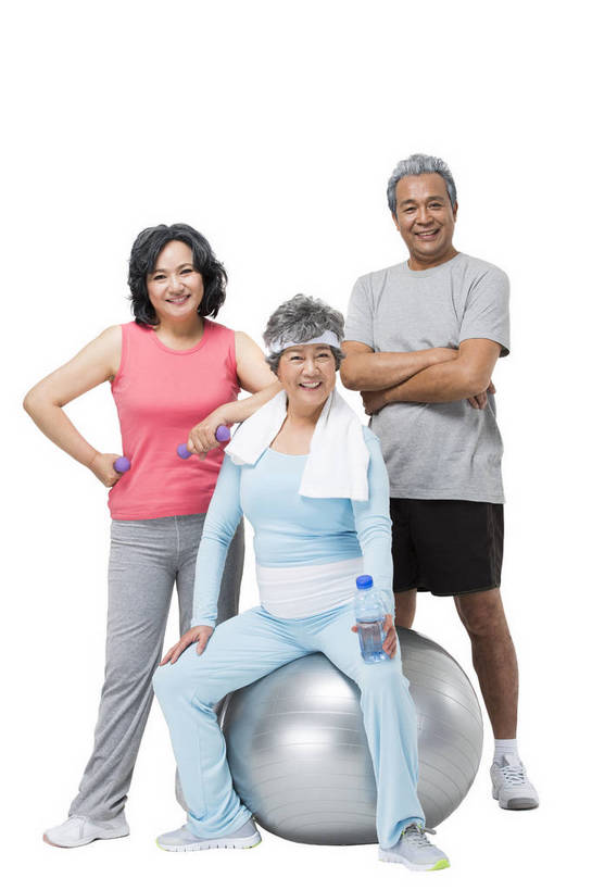 东方人,成年人,中年人,老年人,头发,三个人,人群,伙伴,朋友,站,坐,双手交叉,微笑,竖图,俯视,彩色,照片,白色背景,运动服,锻炼,快乐,幸福,运动,团队,水,北京,中国,亚洲,图片,液体,水滴,水瓶,年轻,生活,插腰,注视,黄种人,饮用水,白色,瓶子,瑜伽垫,毛巾,观察,看,休息,休闲,健康,健身球,放松,活力,精神,自信,抱胸,摄影,生活方式,搭肩,观看,瑜伽球,察看,退休,双手抱胸,享乐,轻松,愉悦,关注,东亚,乐观,老年男性,老年女性,男人,男性,女人,女性,亚洲人,中国人,高角度拍摄,全身,影棚拍摄,健身,欢乐,开心,愉快,运动装,bj174
