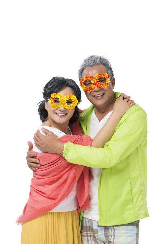 东方人,成年人,中年人,老年人,头发,两个人,家庭,夫妻,丈夫,妻子,坐,笑,微笑,露齿笑,竖图,俯视,彩色,照片,白色背景,旅游,度假,快乐,幸福,秋季,北京,中国,亚洲,游客,服装,装饰,并排,盛开,图片,眼镜,手工艺品,浪漫,年轻,生活,花蕾,依靠,依偎,注视,休闲装,黄种人,花,花瓣,花朵,鲜花,衣服,白色,披肩,围巾,春季,花苞,花蕊,观察,看,郊游,休闲,游玩,和谐,健康,温馨,休闲服,放松,活力,精神,夸张,乐趣,亲密,自信,创意,摄影,服饰,生活方式,观看,靠近,搞笑,华丽,修饰,点缀,假期,察看,退休,享乐,愉悦,关爱,关注,亲近,戴眼镜,玩乐,周末,东亚,陪同,衬托,美观,雅致,雅观,乐观,陪伴,无忧无虑,老年男性,老年女性,男人,男性,女人,女性,亚洲人,中国人,夫妇,搂抱,拥抱,半身,高角度拍摄,影棚拍摄,旅行,爱,欢乐,开心,愉快,伴侣,运动装,伴随,bj174