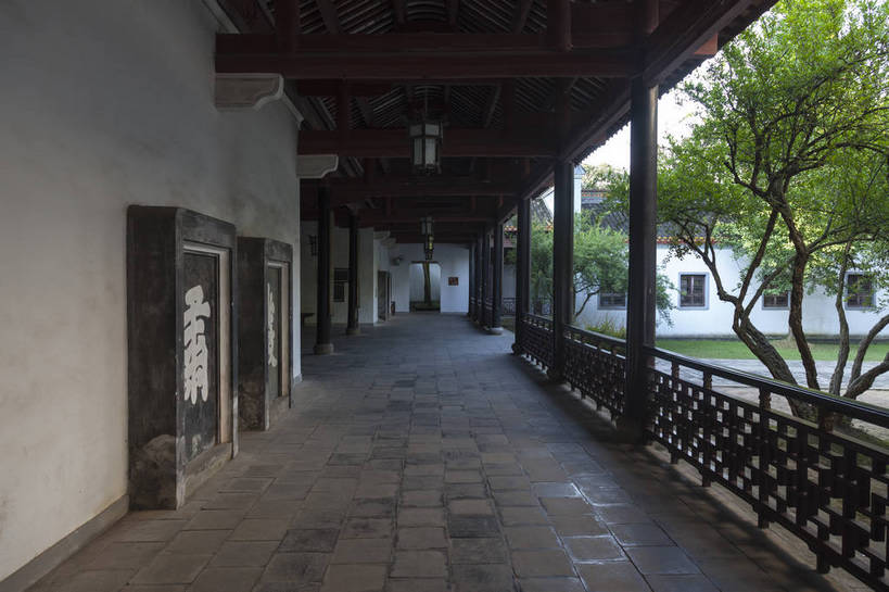 无人,横图,全景,室外,白天,侧面,旅游,安全,名胜古迹,雕塑,中国,亚洲,艺术,装饰,平静,标志,雕刻,牌匾,文字,字符,大门,景点,景观,教育,文化,标识,传统,古建筑,东方,风景,自然,工艺品,汉字,旅游胜地,景色,安静,摄影,纪念,风光,宁静,美术,学堂,安逸,都市风光,文明,中文,自然风光,主题,礼仪,外景,和平,安详,陈列,门槛,东亚,湖南,湖南省,中华人民共和国,省会,功能,美学,国文,华文,华中地区,长沙,长沙市,湘,书院,太平,安适,安好,宁靖,彩图,旅行,岳麓山,岳麓山风景名胜区,岳麓书院,湖南大学,惟楚有材,于斯为盛,岳麓区,bj174