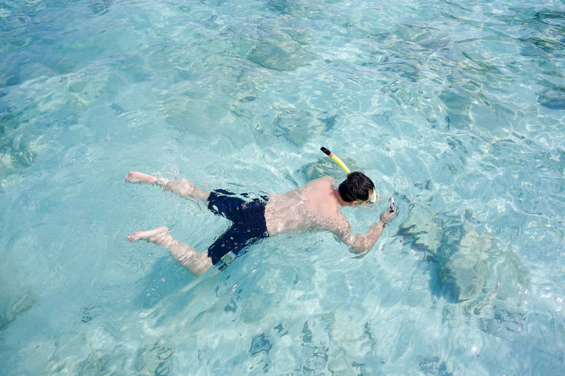 游泳,一个人,横图,彩色,室外,度假,运动,海洋,水,相机,日光,泰国,亚洲,握,清澈,拿,拿着,普吉岛,拍照,蓝色,阳光,享受,休闲,假日,健康,乐趣,握着,潜水,摄影,东南亚,享乐,追求,外景,惬意,泰王国,皮皮岛,安达曼海,浮潜,普吉,披披岛,男人,男性,照相机,大海,休闲活动,健身,bj174