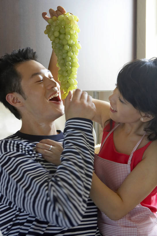 东方人,成年人,两个人,家庭,夫妻,丈夫,妻子,家庭主妇,吃,微笑,竖图,室内,白天,侧面,幸福,葡萄,北京,中国,亚洲,连接,握,丰富,围裙,房屋,公寓,浪漫,串,休闲装,居家,饮食,站着,张嘴,休闲,健康,温暖,温馨,一家人,面对面,亲密,喂,握着,摄影,幽默,和睦,享乐,清新,张大嘴巴,东亚,陪同,陪伴,男人,年轻男性,年轻女性,女人,女性,亚洲人,中国人,年轻人,情侣,张开嘴,烹调,半身,彩图,爱,深情,融洽,尝,伴随,bj175