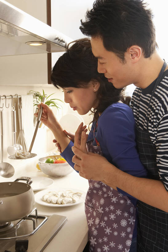 东方人,成年人,两个人,家庭,夫妻,丈夫,妻子,微笑,竖图,室内,白天,侧面,家务,快乐,幸福,北京,中国,亚洲,连接,准备,围裙,房屋,公寓,食品,饺子,休闲装,居家,传统,饮食,盘子,碗,中国菜,看,站着,休闲,健康,温暖,温馨,一家人,亲密,搭,摄影,和睦,享乐,搭着,中国文化,东亚,陪同,陪伴,男人,年轻男性,年轻女性,女人,女性,亚洲人,中国人,年轻人,情侣,灯笼椒,烹调,半身,彩图,爱,融洽,家务劳动,伴随,bj175