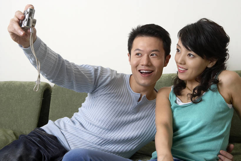 东方人,成年人,两个人,家庭,夫妻,丈夫,妻子,客厅,笑,微笑,露齿笑,横图,室内,白天,快乐,幸福,沙发,相机,北京,中国,亚洲,连接,握,房屋,公寓,牛仔裤,休闲装,数码相机,休闲,健康,温暖,温馨,一家人,搭,握着,自拍,摄影,和睦,起居室,愉悦,搭着,记忆,东亚,陪同,陪伴,男人,年轻男性,年轻女性,女人,女性,亚洲人,中国人,年轻人,情侣,坐着,半身,彩图,照相,融洽,伴随,bj175