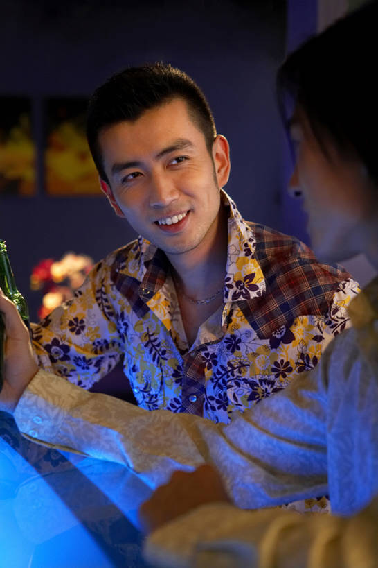 啤酒,东方人,成年人,两个人,酒吧,笑,微笑,露齿笑,横图,竖图,室内,夜晚,正面,侧面,运动服,聚会,时尚,夜生活,快乐,通讯,友谊,幸福,热情,信心,吧台,城市,北京,中国,亚洲,连接,握,花纹,图案,食品,酒类,饮品,娱乐,饮食,刺激,食物,饮料,休闲,啤酒瓶,放松,个性,活力,握着,摄影,明亮,酷,享乐,愉悦,可口,东亚,陪同,爱国主义,式样,适口,陪伴,无忧无虑,男人,男性,年轻男性,亚洲人,中国人,年轻人,休闲活动,说话,坐着,半身,彩图,欢乐,伴随,bj175