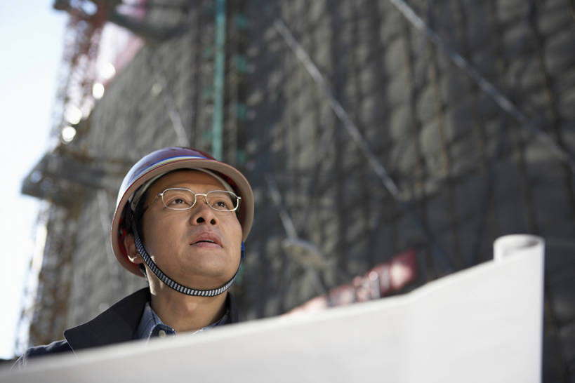 东方人,中年人,老年人,脸,头,脸颊,一个人,商务人士,建筑工人,建筑师,商务男性,横图,室外,特写,白天,留白,正面,仰视,衬衫,商务,安全,成功,团队,信心,计划,建筑业,技术,建筑,北京,亚洲,表演,套装,检查,工作,瓷器,防护,肩膀,脚手架,安全帽,建筑工地,职业,读书,摄影,生长,技巧,保护,工程,都市风光,手艺,保险,商务装,蓝图,工薪阶层,渴望,东亚,发展,计划书,保全,周全,安稳,安定,贡献,技能,技艺,开端,筹划,打算,平安,认真,老年男性,男人,男性,亚洲人,中国人,头部,脸部,脸蛋,面部,白领,上班族,彩图,低角度拍摄,衬衣,妙技,本领,工业设计师,bj175