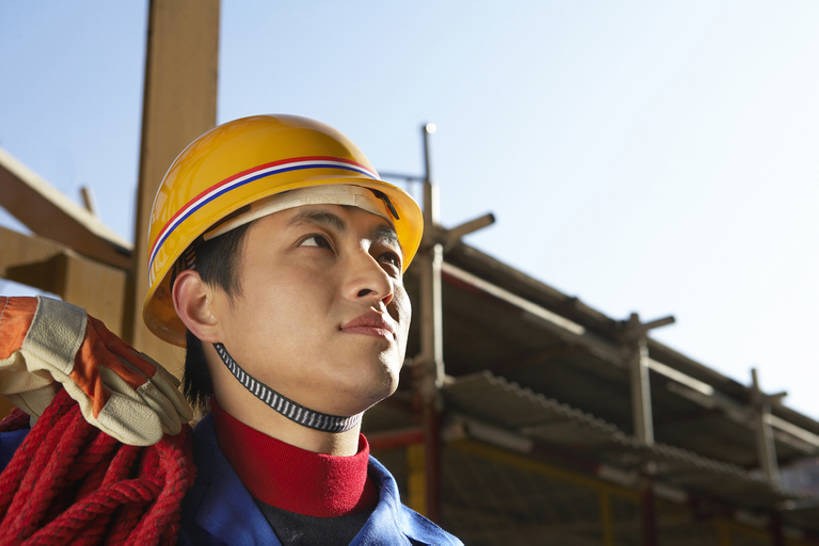 东方人,成年人,脸,头,脸颊,一个人,工程师,建筑工人,微笑,横图,室外,白天,侧面,工作服,制服,快乐,幸福,安全,建筑业,技术,城市,建筑,北京,日光,中国,亚洲,仅一个男性,仅一个人,工作,防护,注视,牛仔裤,休闲装,现代,肩膀,脚手架,工人,仅一个年轻男性,蓝天,安全帽,绳子,手套,建筑工地,观察,看,站着,职业,工业,摄影,生长,观看,技巧,希望,保护,工程,察看,享乐,都市风光,关注,手艺,保险,防护服,挑战,东亚,发展,保全,周全,安稳,安定,工作制服,贡献,技能,技艺,进展,平安,男人,男性,年轻男性,亚洲人,中国人,年轻人,头部,脸部,脸蛋,面部,设计,员工,仙鹤,彩图,工作套服,欢乐,高层建筑,妙技,匠人,劳动者,体力工,本领,bj175