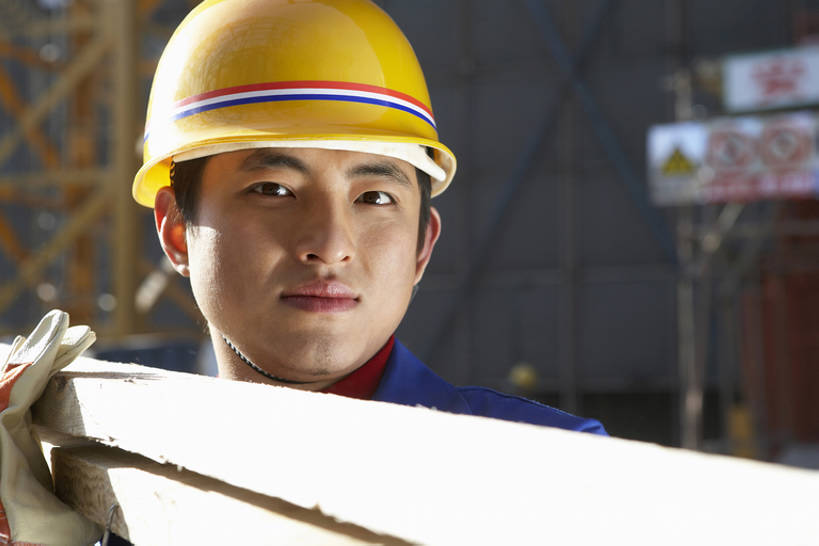 东方人,成年人,中年人,脸,头,脸颊,一个人,建筑工人,微笑,横图,室外,特写,白天,正面,商务,兴奋,安全,成功,信心,建筑业,建材,技术,城市,建筑,北京,中国,亚洲,仅一个男性,仅一个人,工作,木制,材料,木板,木材,防护,注视,刺激,肩膀,木柴,仅一个年轻男性,安全帽,建筑工地,观察,看,扛,站着,职业,摄影,建造,木料,观看,技巧,保护,工程,察看,关注,运送,手艺,保险,东亚,发展,保全,周全,安稳,安定,贡献,技能,技艺,平安,危险,年轻男性,年轻女性,中年男性,亚洲人,中国人,年轻人,头部,脸部,脸蛋,面部,彩图,妙技,本领,锯木厂,bj175