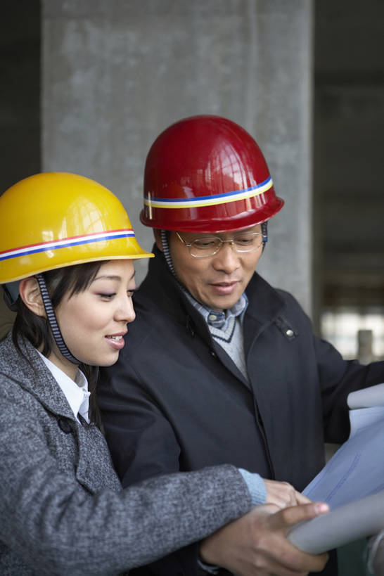 东方人,成年人,老年人,两个人,商务人士,建筑工人,建筑师,商务男性,商务女性,笑,微笑,露齿笑,横图,竖图,室内,特写,白天,侧面,衬衫,商务,讨论,快乐,通讯,兴奋,幸福,安全,成功,合作,团队,信心,计划,建筑业,技术,城市,建筑,北京,中国,亚洲,握,套装,检查,工作,分析,防护,刺激,安全帽,建筑工地,职业,规划,握着,摄影,技巧,保护,工程,指着,享乐,手艺,保险,商务装,合伙,蓝图,工薪阶层,东亚,发展,保全,周全,安稳,安定,贡献,技能,技艺,平安,老年男性,男人,男性,年轻女性,女人,女性,亚洲人,中国人,年轻人,白领,上班族,说话,半身,彩图,衬衣,欢乐,妙技,本领,工业设计师,bj175