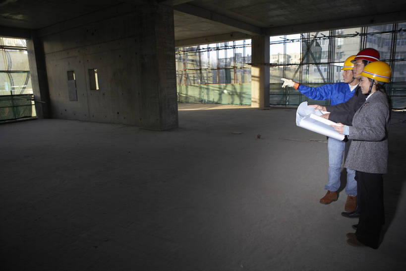 东方人,成年人,中年人,老年人,三个人,商务人士,建筑工人,建筑师,商务男性,商务女性,微笑,横图,室内,白天,留白,侧面,衬衫,商务,讨论,快乐,通讯,兴奋,幸福,安全,成功,合作,团队,信心,计划,建筑业,技术,城市,建筑,北京,中国,亚洲,握,套装,检查,工作,分析,防护,注视,方向,刺激,脚手架,安全帽,建筑工地,观察,看,职业,规划,决定,握着,摄影,观看,技巧,保护,工程,察看,指着,享乐,关注,手艺,保险,商务装,合伙,蓝图,工薪阶层,东亚,发展,保全,周全,安稳,安定,贡献,技能,技艺,平安,老年男性,男人,男性,年轻女性,女人,女性,中年男性,亚洲人,中国人,年轻人,白领,上班族,说话,彩图,全身,衬衣,欢乐,妙技,本领,工业设计师,bj175