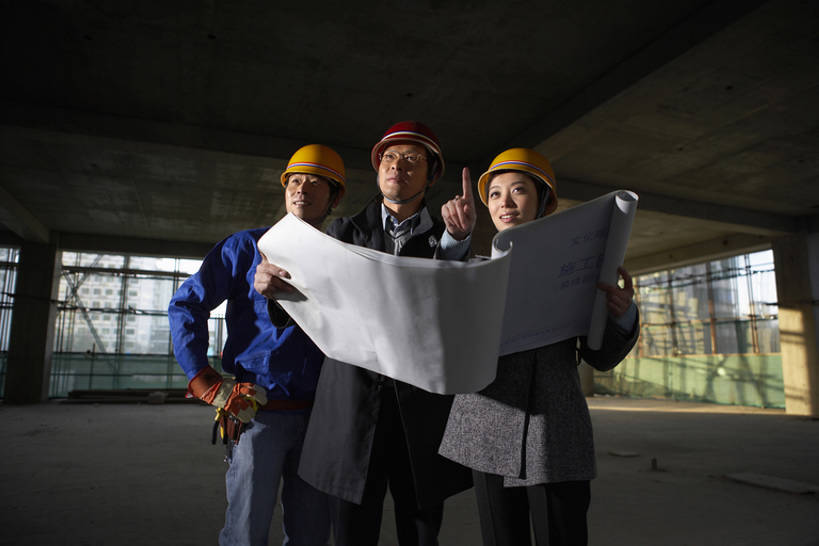 东方人,成年人,中年人,老年人,三个人,商务人士,建筑工人,建筑师,商务男性,商务女性,微笑,横图,室内,白天,正面,衬衫,商务,讨论,快乐,通讯,兴奋,幸福,安全,成功,合作,团队,信心,计划,建筑业,技术,城市,建筑,北京,中国,亚洲,握,套装,检查,工作,分析,防护,注视,方向,刺激,脚手架,安全帽,建筑工地,观察,看,职业,规划,握着,摄影,观看,技巧,保护,工程,察看,指着,享乐,都市风光,关注,手艺,保险,商务装,合伙,蓝图,工薪阶层,东亚,发展,保全,周全,安稳,安定,贡献,技能,技艺,平安,老年男性,男人,男性,年轻女性,女人,女性,中年男性,亚洲人,中国人,年轻人,白领,上班族,说话,彩图,衬衣,欢乐,妙技,本领,工业设计师,bj175