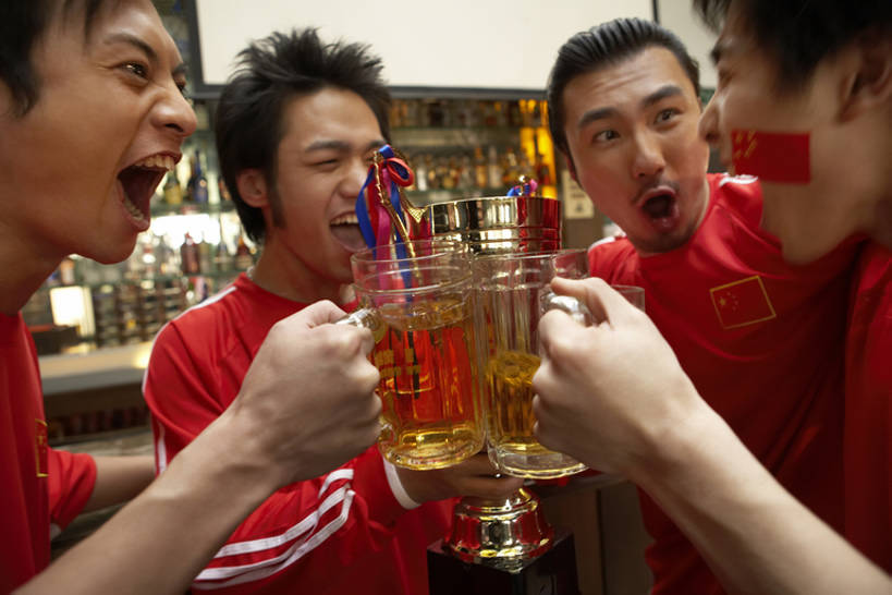 爱国年轻人酒吧喝酒