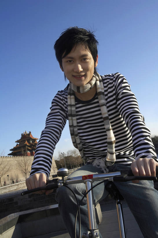 东方人,成年人,一个人,公园,故宫,坐,微笑,竖图,室外,特写,白天,正面,仰视,锻炼,旅游,快乐,自由,幸福,街道,自行车,北京,亚洲,仅一个男性,条纹,瓷器,注视,休闲装,车,脚踏车,骑,围巾,交通工具,观察,看,骑车,健康,摄影,观看,察看,享乐,关注,载具,手把,东亚,万里无云,快活,欢愉,康乐,无忧无虑,冒险,年轻男性,亚洲人,中国人,年轻人,休闲活动,彩图,低角度拍摄,高兴,bj175