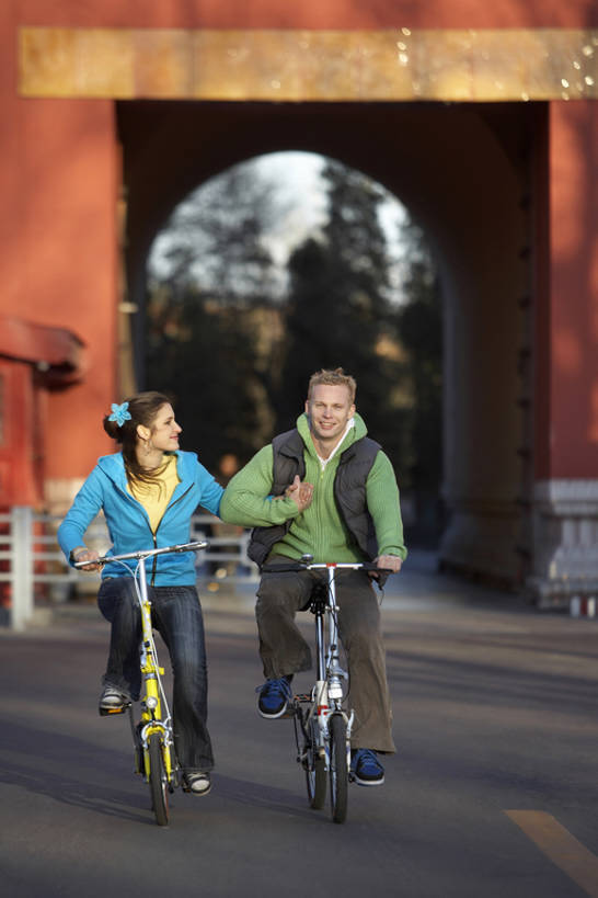 成年人,两个人,公园,故宫,微笑,竖图,室外,白天,正面,爱情,锻炼,旅游,探险,自由,幸福,街道,自行车,北京,中国,亚洲,行人,游客,游人,勾,连接,挽,浪漫,休闲装,路人,旅客,车,脚踏车,骑,交通工具,骑车,健康,温暖,温馨,恩爱,放松,勾着,恋人,摄影,和睦,载具,挽着,东亚,陪同,陪伴,过客,冒险,年轻男性,年轻女性,白种人,年轻人,情侣,休闲活动,手牵手,坐着,彩图,全身,旅行,伴侣,融洽,伴随,bj175