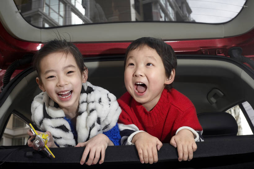 东方人,婴儿,儿童,脸,头,脸颊,两个人,家庭,兄弟,姐妹,站,笑,微笑,横图,室外,白天,正面,毛衣,游戏,幸福,纯洁,飞机,街道,汽车,玩具,北京,中国,亚洲,路边,郊区,交通,玩,注视,娱乐,航空,外套,刺激,肩膀,小孩,红色,白色,模型,交通工具,轿车,观察,看,站着,休闲,温暖,温馨,一家人,可爱,童年,童趣,益智,运输,摄影,活泼,观看,活动,和睦,察看,客机,享乐,愉悦,早晨,皮草,都市风光,发泄,关注,消遣,智力,载具,宝宝,童真,东亚,纯真,烂漫,无邪,宣泄,无忧无虑,伶俐,天真,男孩,男人,男性,女孩,亚洲人,中国人,孩子,头部,脸部,脸蛋,面部,外衣,休闲活动,玩耍,嬉戏,站立,坐着,半身,彩图,旅行,深情,融洽,男生,bj175