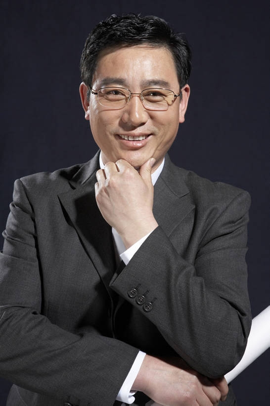 东方人,成年人,中年人,一个人,商务人士,建筑师,商务男性,笑,双手交叉,微笑,露齿笑,竖图,正面,衬衫,商务,快乐,满意,幸福,成功,信心,计划,建筑业,技术,建筑,北京,中国,亚洲,撑,黑色背景,套装,正装,工作,眼镜,托腮,注视,观察,看,托,站着,职业,规划,想,摄影,观看,技巧,察看,双手抱胸,享乐,工作室,关注,智力,托下巴,肖像,手艺,商务装,蓝图,工薪阶层,东亚,技能,技艺,男人,男性,亚洲人,中国人,白领,上班族,彩图,影棚拍摄,衬衣,欢乐,妙技,本领,工业设计师,bj175