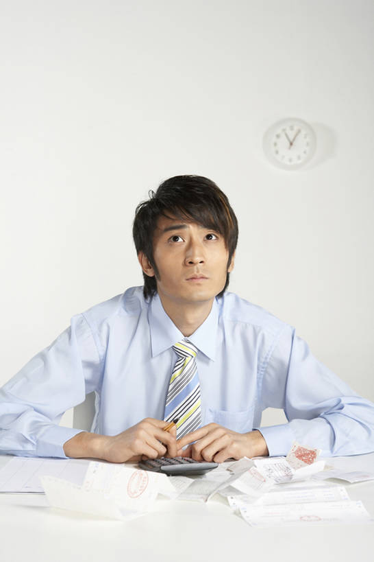 东方人,成年人,一个人,商务人士,商务男性,办公室,竖图,白天,白色背景,正面,衬衫,商务,成功,计算器,北京,中国,亚洲,仅一个男性,仅一个人,写,套装,工作,计算,领结,纸,凌乱,现代,仅一个年轻男性,白色,铅笔,概念,思考,比较,个性,想,金融,摄影,账单,专心,风格,象征,愉悦,庄重,票据,工作室,走神,收银条,文档,努力,发票,商务装,身份,梦想,小票,加法,工薪阶层,东亚,正式,地位,迷惑,认真,男人,男性,年轻男性,亚洲人,中国人,年轻人,白领,上班族,坐着,半身,彩图,影棚拍摄,衬衣,焦距,收据,办公室职员,bj175
