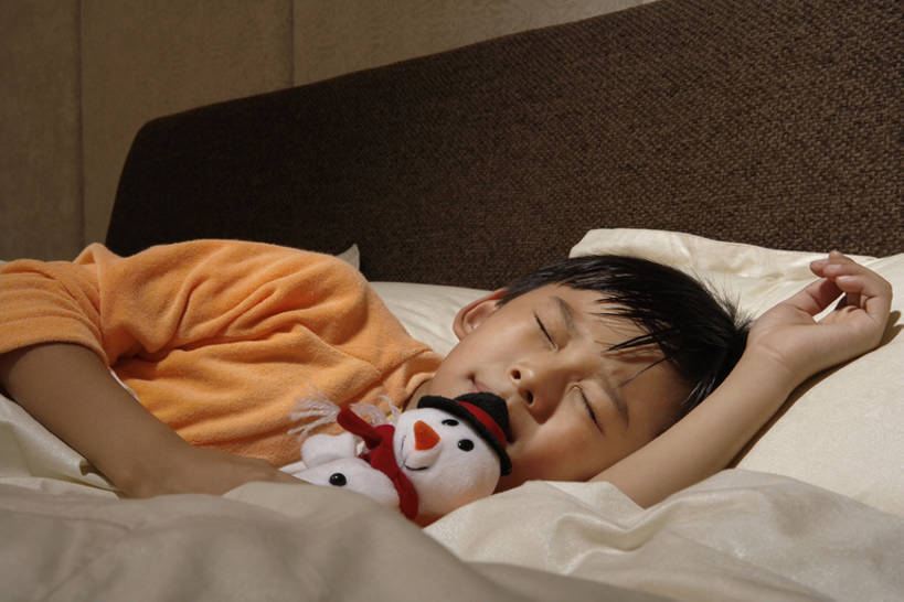 东方人,儿童,一个人,家庭,微笑,横图,室内,夜晚,侧面,快乐,幸福,纯洁,床,卧室,玩具,北京,中国,圣诞节,亚洲,仅一个男性,仅一个人,做梦,睡衣,节日,庆祝,装饰,房屋,雪人,冬天,传统,起床,小孩,仅一个小孩,休闲,温暖,温馨,一家人,放松,可爱,童年,童趣,无辜,摄影,生长,和睦,侧卧,享乐,世界和平,童真,东亚,烂漫,无邪,无忧无虑,天真,男孩,男人,男性,亚洲人,中国人,孩子,休闲活动,闭着眼睛,睡觉,躺着,半身,彩图,欢乐,融洽,男生,传统文化,bj175