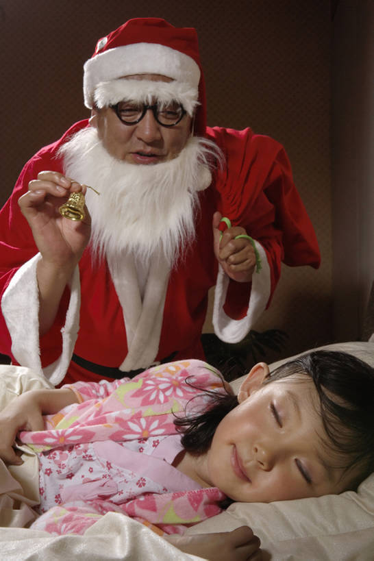 东方人,儿童,成年人,老年人,两个人,家庭,笑,微笑,露齿笑,竖图,室内,夜晚,正面,民族服装,快乐,满意,幸福,纯洁,床,卧室,袋子,礼物,北京,中国,圣诞节,亚洲,圣诞老人,做梦,睡衣,服装,节日,庆祝,装饰,铃铛,房屋,冬天,圣诞礼物,古典,麻袋,文化,传统,起床,装饰品,小孩,衣服,容器,装饰物,枕头,庆典,休闲,温暖,温馨,一家人,放松,可爱,童年,童趣,无辜,摄影,服饰,生长,纪念,储藏,惊奇,华丽,修饰,古装,点缀,和睦,侧卧,享乐,储存,饰物,棉被,童真,东亚,烂漫,无邪,衬托,美观,雅致,雅观,韵味,无忧无虑,天真,老年男性,男人,男性,女孩,亚洲人,中国人,孩子,休闲活动,闭着眼睛,睡觉,躺着,半身,彩图,传统服装,民俗服,欢乐,融洽,贮存,传统文化,bj175