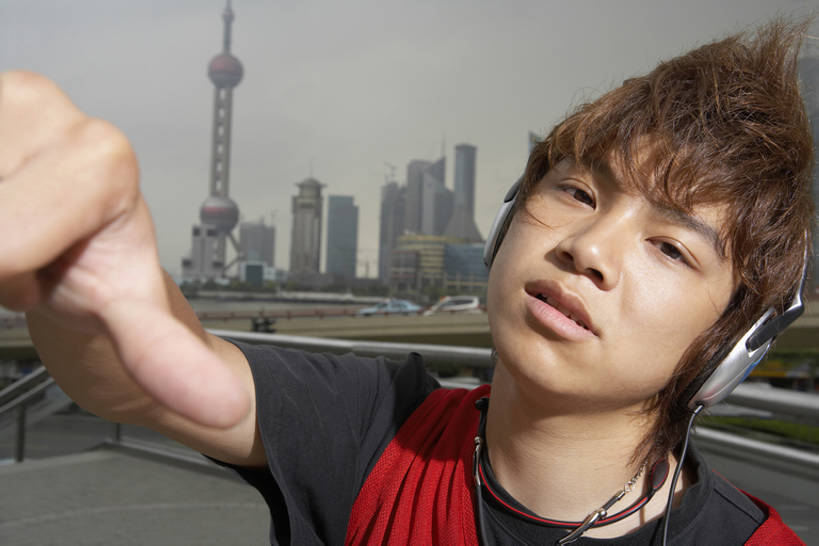 东方人,成年人,脸,头,脸颊,一个人,学生,横图,室外,特写,白天,正面,时尚,快乐,幸福,信心,城市,街道,上海,中国,亚洲,人行道,塔,音乐,听,T恤,注视,休闲装,现代,肩膀,耳机,耳麦,外滩,夏天,观察,看,手势,站着,休闲,放松,个性,活力,竖,摄影,建造,观看,翘,察看,指着,酷,嘻哈,享乐,风格,鄙视,都市风光,关注,爱好,音乐人,东亚,藐视,讽刺,蔑视,嘲笑,朝下,无忧无虑,男人,男性,年轻男性,亚洲人,中国人,年轻人,大拇指,头部,脸部,脸蛋,面部,大学生,休闲活动,彩图,欢乐,高层建筑,东方明珠塔,打手势,向下,bj175