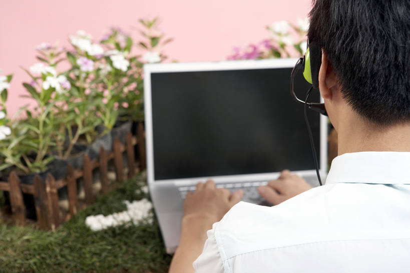 东方人,成年人,中年人,脸,头,脸颊,一个人,同事,商务人士,秘书,服务员,商务男性,横图,室外,留白,衬衫,购物,商务,快乐,通讯,幸福,成功,合作,团队,集体,信心,笔记本电脑,互联网,技术,植物,壁纸,北京,中国,亚洲,仅一个男性,仅一个人,仅一个中年男性,敲打,套装,开会,环保,工作,会议,花坛,园艺,联系,输入,队伍,肩膀,草,花,花朵,背面,粉色,绿色,自然,耳机,耳麦,打字,看,职业,概念,思考,想,服务,凝视,摄影,能源,出售,保护,新闻,点击,敲击,部分,环境,回收,资源,便利,创造力,专心,呼叫中心,领导,享乐,工作室,成就,关爱,清新,努力,销售,忙碌,商务装,网上冲浪,合伙,领袖,贩卖,利用,工薪阶层,创新,低碳,东亚,循环,放音设备,搜寻,环境保护,持续,无线电技术,登录,按键,男人,男性,年轻男性,中年男性,亚洲人,中国人,头部,脸部,脸蛋,面部,白领,服务生,上班族,侍者,售货员,电话机,触摸,坐着,彩图,影棚拍摄,衬衣,建议,焦距,办公室职员,商务会议,商业活动,bj175