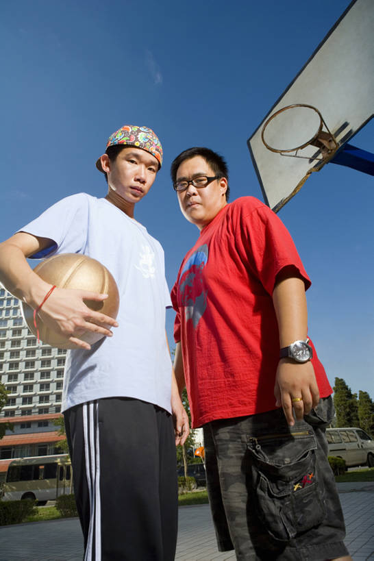 东方人,少年,成年人,一个人,两个人,学生,运动员,学校,操场,竖图,室外,白天,正面,度假,游戏,满意,友谊,骄傲,成功,运动,合作,团队,信心,竞争,美景,城市风光,城市,街道,北京,日光,中国,亚洲,仅一个男性,仅一个人,握,棒球帽,篮球框,手表,眼镜,景观,训练,玩,篮球运动员,T恤,注视,休闲装,娱乐,球,仅一个年轻男性,蓝色,天空,春天,夏天,观察,看,站着,享受,休闲,健康,鸭舌帽,景色,放松,活力,季节,握着,摄影,汗水,观看,察看,酷,嘻哈,享乐,关注,运送,播放,出示,街头篮球,田径运动员,挑战,篮球运动,东亚,陪同,敌对,技能,陪伴,无忧无虑,能力,团结,男人,男性,年轻男性,亚洲人,中国人,年轻人,休闲活动,体育运动员,运动选手,彩图,欢乐,精力,摆拍,态度,伴随,bj175