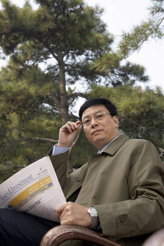 东方人,成年人,中年人,一个人,商务人士,商务男性,公园,微笑,竖图,室外,白天,正面,侧面,仰视,衬衫,商务,通讯,信心,建筑,报纸,椅子,北京,中国,亚洲,仅一个男性,仅一个人,仅一个中年男性,握,套装,正装,手表,眼镜,纸,长椅,注视,历史,现代,外套,传统,座位,树,绿色,风景,蓝天,自然,观察,看,职业,放松,读,握着,金融,摄影,观看,新闻,环境,察看,关注,中国文化,商务装,工薪阶层,东亚,远古,环境保护,古代文明,男人,男性,中年男性,亚洲人,中国人,白领,上班族,外衣,坐着,彩图,低角度拍摄,衬衣,商业活动,传媒,bj175