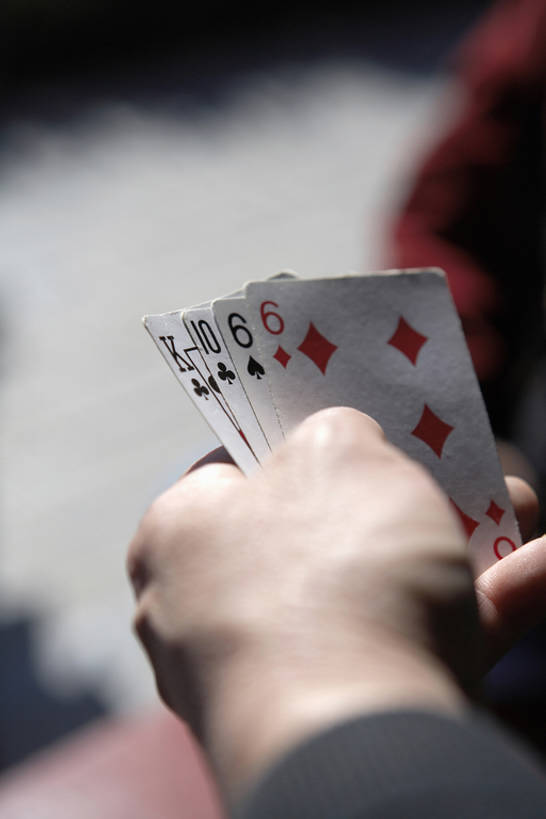 东方人,成年人,老年人,手,一个人,竖图,室外,白天,纸牌,扑克,北京,中国,亚洲,握,符号,数字,玩,传统,休闲,放松,决定,握着,摄影,生活方式,退休,中国文化,爱好,选择,古典风格,东亚,机会,老年男性,男人,男性,亚洲人,中国人,休闲活动,彩图,高角度拍摄,传统文化,bj175