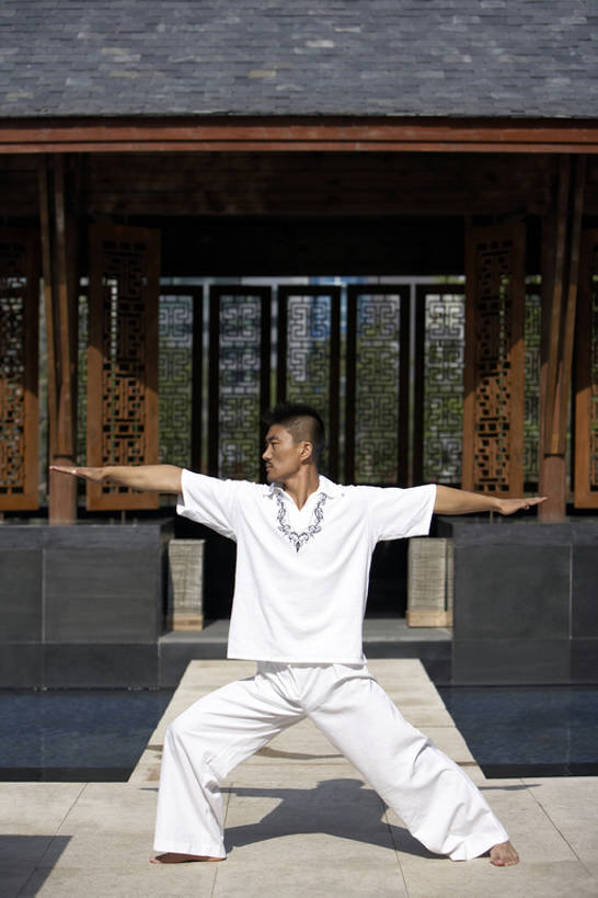 成年人,肌肉,健壮,一个人,公园,举,竖图,室外,白天,正面,锻炼,运动,武术,北京,中国,亚洲,仅一个男性,仅一个人,休闲装,光脚,现代,仅一个年轻男性,托,站着,休闲,概念,健康,赤脚,放松,力量,平衡,沉思,瑜珈,摄影,宁静,打坐,太极,享乐,练习,热身,东亚,灵性,男人,男性,年轻男性,亚洲人,中国人,年轻人,休闲活动,举起,举手,举着,向上举,向上伸,向上托,张开手臂,彩图,全身,和蔼,bj175