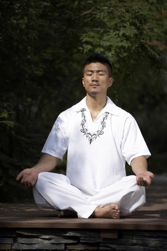 成年人,肌肉,健壮,一个人,公园,坐,盘腿,竖图,室外,白天,正面,锻炼,北京,中国,亚洲,仅一个男性,仅一个人,休闲装,光脚,现代,树,仅一个年轻男性,休闲,概念,健康,赤脚,放松,力量,沉思,瑜珈,摄影,打坐,享乐,练习,东亚,莲花坐式,灵性,男人,男性,年轻男性,亚洲人,中国人,年轻人,休闲活动,闭着眼睛,盘腿而坐,盘膝,盘着腿的,盘着腿坐,双腿交叉,坐着,彩图,全身,bj175