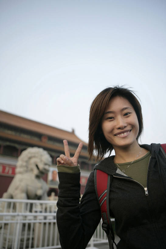 东方人,成年人,一个人,学生,故宫,天安门,笑,微笑,露齿笑,竖图,室外,白天,留白,正面,旅游,度假,快乐,兴奋,幸福,骄傲,成功,胜利,名胜古迹,标志建筑,地标,建筑,北京,天安门广场,中国,亚洲,仅一个女性,行人,游客,游人,遗迹,首都,注视,休闲装,古迹,文物,娱乐,建设,传统,古建筑,路人,旅客,蓝天,天空,春天,观察,看,手势,站着,享受,休闲,旅游胜地,放松,季节,乐趣,自信,摄影,生活方式,观看,察看,享乐,关注,中国文化,肖像,世界和平,古文明,东亚,北京市,过客,无忧无虑,年轻女性,女人,女性,亚洲人,中国人,年轻人,休闲活动,半身,彩图,旅行,欢乐,开心,打手势,传统文化,bj175