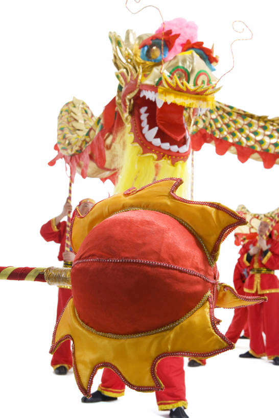 东方人,成年人,人群,站,举,微笑,竖图,特写,留白,白色背景,正面,游戏,快乐,兴奋,运气,骄傲,成功,合作,团队,珠宝,春节,亚洲,表演,咆哮,欢呼,朦胧,模糊,庆祝,龙,瓷器,水滴,玩,拿着,娱乐,表演者,传统,刺激,扮演,舞龙,祈祷,张嘴,休闲,概念,球体,活力,力量,活动,协调,演出,享乐,愉悦,发泄,高贵,消遣,运送,智力,中国文化,图腾,传说,典礼,演出服,张大嘴巴,东亚,东亚文化,北京市,勇气,宣泄,祥瑞,灵兽,权势,尊荣,元旦,珍珠牡蛎,技能,幸运,男人,男性,年轻男性,亚洲人,年轻人,张开嘴,玩耍,嬉戏,半身,彩图,影棚拍摄,传统服装,欢乐,舞蹈,传统文化,传统节日,bj175
