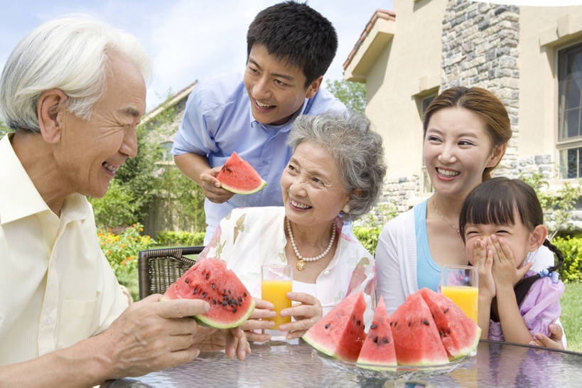 果汁,东方人,婴儿,儿童,成年人,老年人,家庭,父母,母亲,父亲,女儿,儿子,祖父母,祖母,祖父,家,站,笑,吃,微笑,露齿笑,横图,室外,白天,正面,快乐,满意,兴奋,幸福,纯洁,分享,别墅,桌子,西瓜,水果,椅子,北京,中国,亚洲,五个人,喝,连接,握,并排,房屋,庭院,院子,食品,野餐,休闲装,小吃,饮食,刺激,饮料,小孩,蓝天,碗,夏天,站着,休闲,健康,温暖,温馨,一家人,面对面,放松,可爱,乐趣,亲密,童年,搭,握着,财富,摄影,活泼,生活方式,水果盘,和睦,舒适,住房,享乐,合影,简单,早晨,搭着,关爱,清新,亲情,桔子汁,华贵,宝宝,房地产,东亚,纯真,烂漫,无邪,健康食物,陪同,陪伴,无忧无虑,伶俐,天真,信任,老年男性,老年女性,男孩,男人,男性,年轻男性,年轻女性,女孩,女人,女性,亚洲人,中国人,孩子,年轻人,全家福,孙女,休闲活动,桔子,说话,拥抱,站立,坐着,半身,彩图,欢乐,深情,融洽,男生,居住区,伴随,真实,bj175