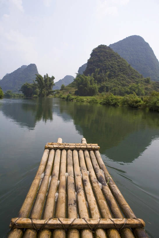 无人,竖图,室外,白天,旅游,度假,河流,美景,名胜古迹,山,山脉,水,标志建筑,地标,建筑,船,竹子,桂林,中国,亚洲,一排,整齐,反射,木制,材料,地形,景观,水面,云,建筑群,运输工具,娱乐,建设,树,排列,绿色,风景,自然,木制品,交通工具,享受,休闲,景色,放松,摄影,宁静,环境,队列,中国文化,自然风光,载具,自然现象,东亚,东亚文化,漓江,木筏,罕见,水上交通工具,荒僻,偏僻,偏远,自然地理,冷僻,彩图,旅行,bj175