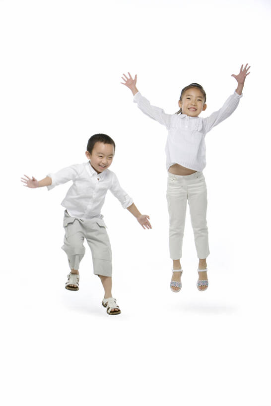 东方人,婴儿,儿童,成年人,兄弟,姐妹,站,跳,举,笑,微笑,露齿笑,竖图,抠图,白色背景,正面,快乐,兴奋,友谊,幸福,纯洁,北京,中国,亚洲,半空,休闲装,刺激,小孩,托,站着,休闲,健康,活力,可爱,童年,童趣,摄影,活泼,生长,动作,享乐,愉悦,宝宝,童真,东亚,纯真,烂漫,无邪,陪同,陪伴,伶俐,天真,男孩,男人,男性,女孩,亚洲人,中国人,孩子,年轻人,休闲活动,举起,举手,举着,向上举,向上伸,向上托,站立,张开手臂,半身,彩图,影棚拍摄,欢乐,男生,伴随,真实,bj175