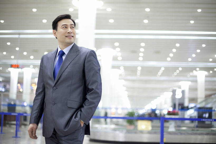 东方人,成年人,中年人,老年人,一个人,商务人士,商务男性,机场,笑,微笑,露齿笑,横图,室内,白天,侧面,衬衫,商务,快乐,旅途,信心,手机,上海,中国,亚洲,仅一个男性,仅一个人,仅一个中年男性,行人,游客,游人,套装,领带,现代,路人,旅客,职业,想,运输,摄影,生活方式,肖像,商务装,等,手插袋,工薪阶层,东亚,过客,老年男性,男人,男性,中年男性,亚洲人,中国人,白领,上班族,插兜,手插兜,半身,彩图,衬衣,旅行,手抄兜,商务旅行,bj175