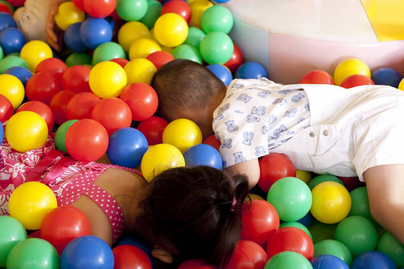 东方人,儿童,两个人,躺,横图,室内,侧面,工作服,游戏,纯洁,玩具,中国,亚洲,朦胧,模糊,玩,休闲装,娱乐,穿,小孩,休闲,球体,可爱,童年,童趣,幼儿园,活动,愉悦,发泄,消遣,智力,近景,童真,东亚,烂漫,无邪,北京市,宣泄,天真,男孩,女孩,亚洲人,中国人,孩子,玩耍,嬉戏,彩图,bj175