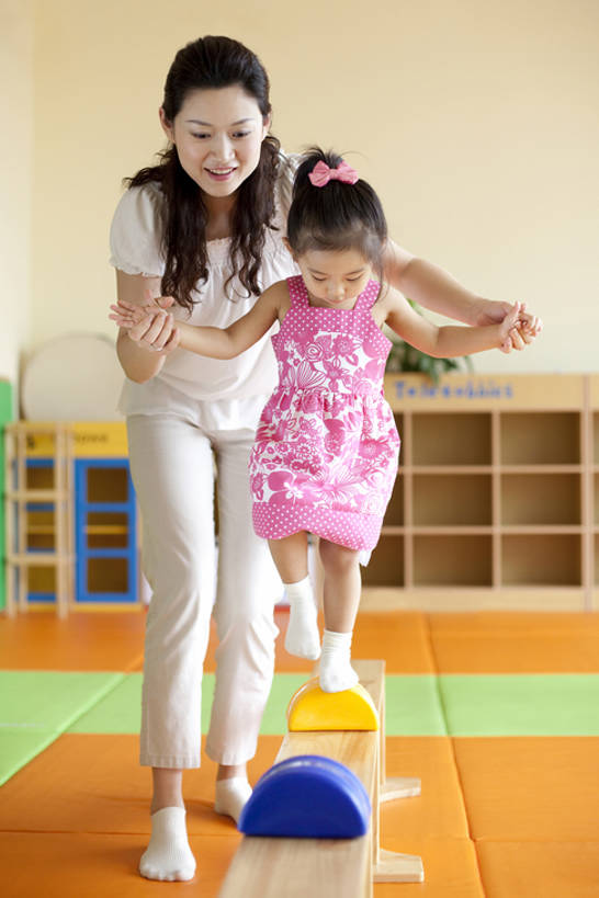 东方人,儿童,中年人,两个人,家庭,父母,母亲,女儿,导游,站,笑,微笑,露齿笑,竖图,室内,正面,游戏,纯洁,玩具,中国,亚洲,连接,教育,玩,拿着,休闲装,娱乐,穿,小孩,社区,教,休闲,温暖,温馨,一家人,可爱,童年,童趣,幼儿园,横梁,生长,活动,协助,和睦,专心,知识,享乐,愉悦,发泄,关爱,消遣,智力,童真,东亚,烂漫,无邪,发展,北京市,宣泄,横杆,天真,女孩,女性,中年女性,亚洲人,中国人,孩子,步行,手牵手,玩耍,嬉戏,张开手臂,彩图,全身,爱,欢乐,融洽,安全气垫,健身垫,一见钟情,bj175