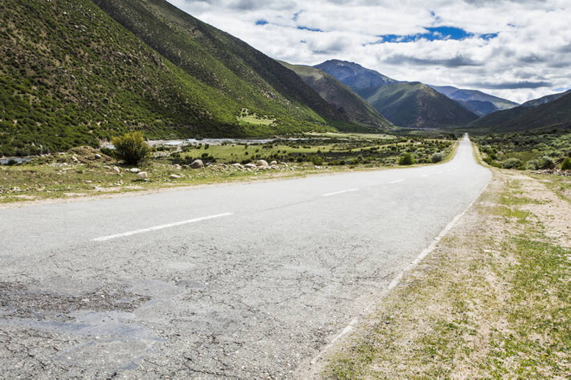 无人,横图,室外,白天,留白,背景,旅游,度假,美景,山,山脉,道路,高速公路,路,公路,中国,亚洲,直线,地平线,地形,景观,路边,云,辽阔,分界线,地面,交通,方向,娱乐,西藏,草,蓝色,绿色,风景,天空,自然,享受,休闲,广阔,景色,放松,运输,摄影,宁静,一望无际,迅速,山脊,大道,自然风光,延伸,东亚,西藏自治区,地貌,天地相交,无边无际,一马平川,罕见,荒僻,偏僻,偏远,遥远,自然地理,冷僻,马路,彩图,没影点,汽车广告背景图,bj175