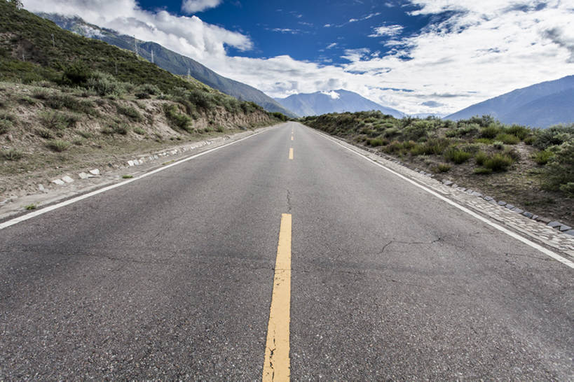 无人,横图,室外,白天,留白,背景,旅游,度假,美景,山,山脉,道路,高速公路,路,公路,中国,亚洲,直线,地平线,地形,景观,路边,山顶,云,辽阔,分界线,地面,交通,方向,娱乐,西藏,蓝色,风景,天空,自然,享受,休闲,广阔,景色,放松,运输,摄影,双黄线,宁静,一望无际,迅速,山脊,大道,自然风光,延伸,东亚,西藏自治区,地貌,天地相交,无边无际,一马平川,罕见,荒僻,偏僻,偏远,遥远,自然地理,冷僻,马路,彩图,没影点,汽车广告背景图,bj175