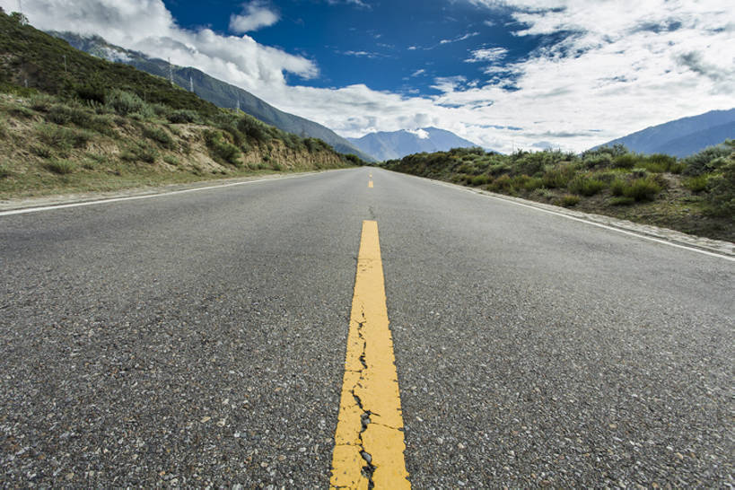 无人,横图,室外,白天,留白,背景,旅游,度假,美景,山,山脉,道路,高速公路,路,公路,中国,亚洲,直线,地平线,地形,景观,路边,山顶,云,辽阔,分界线,地面,交通,方向,娱乐,西藏,蓝色,风景,天空,自然,享受,休闲,广阔,景色,放松,运输,摄影,双黄线,宁静,一望无际,迅速,山脊,大道,自然风光,延伸,东亚,西藏自治区,地貌,天地相交,无边无际,一马平川,罕见,荒僻,偏僻,偏远,遥远,自然地理,冷僻,马路,彩图,没影点,汽车广告背景图,bj175