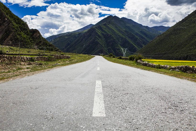 无人,横图,室外,白天,留白,背景,旅游,度假,美景,山,山脉,道路,高速公路,路,公路,中国,亚洲,直线,地平线,地形,景观,路边,山顶,辽阔,分界线,地面,交通,方向,娱乐,西藏,绿色,风景,自然,享受,休闲,广阔,景色,放松,运输,摄影,宁静,一望无际,迅速,山脊,大道,自然风光,延伸,东亚,西藏自治区,地貌,天地相交,无边无际,一马平川,罕见,荒僻,偏僻,偏远,遥远,自然地理,冷僻,马路,彩图,没影点,汽车广告背景图,bj175